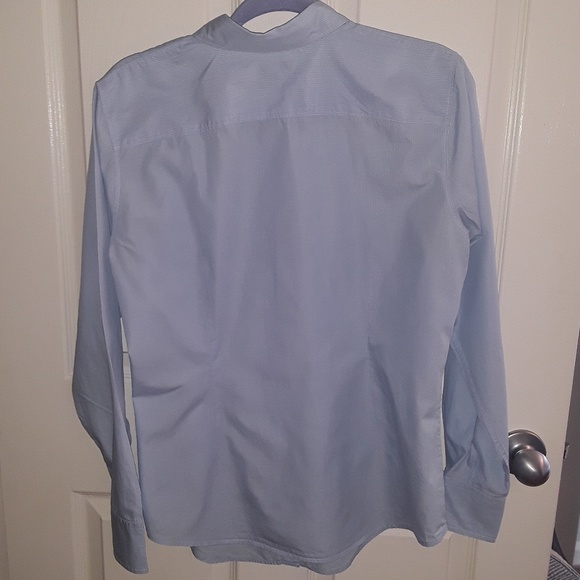 - GAP Fitted Button Down Shirt - Picture 2 of 5